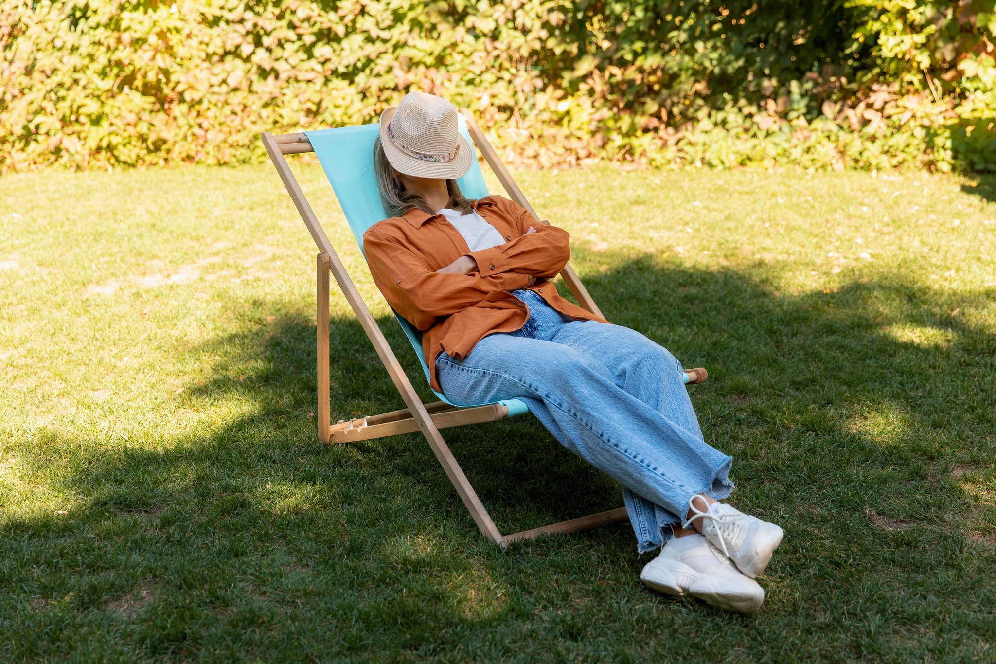 un homme se repose sur une chaise longue