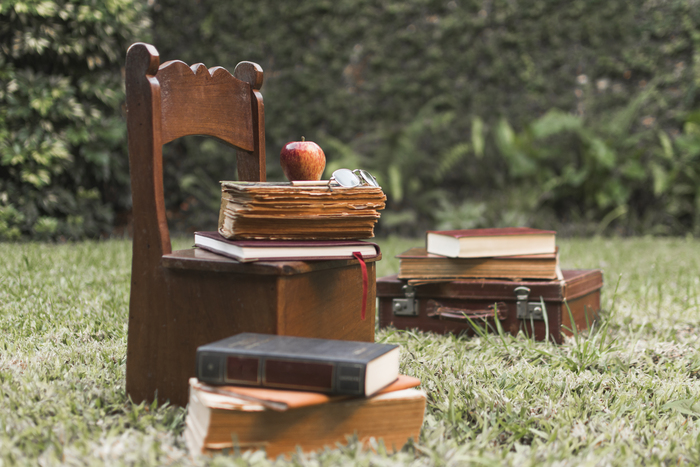 Chaise avec des livres