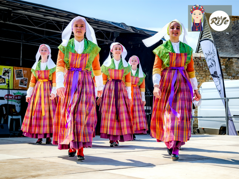 Danseuses en tenue bretonne