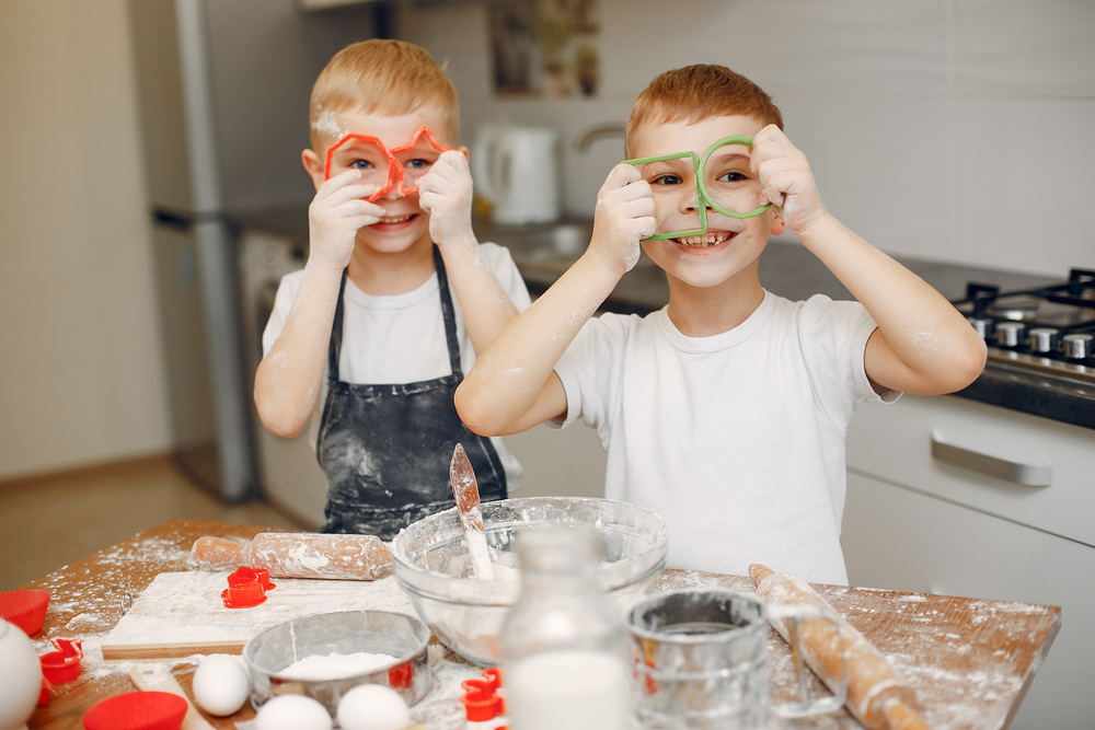 deux enfants cuisinent