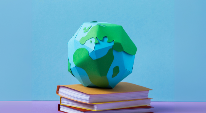 La planète terre sur une pile de livres