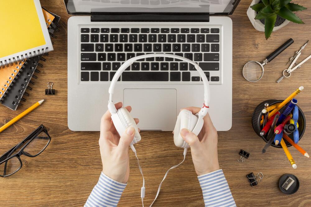 ordinateur et un casque