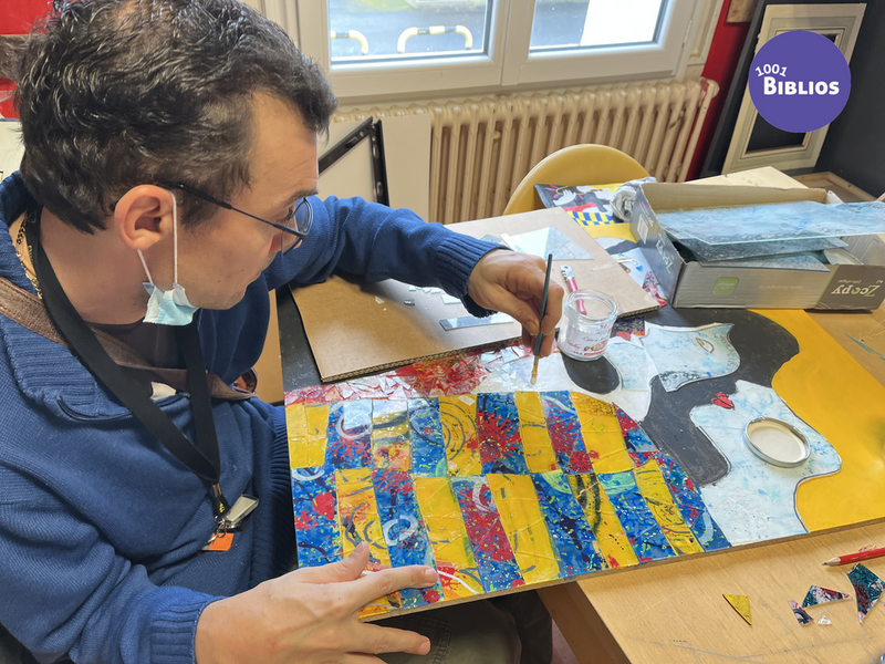 un homme fait de la mosaïque
