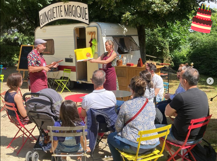 spectacle devant une caravane