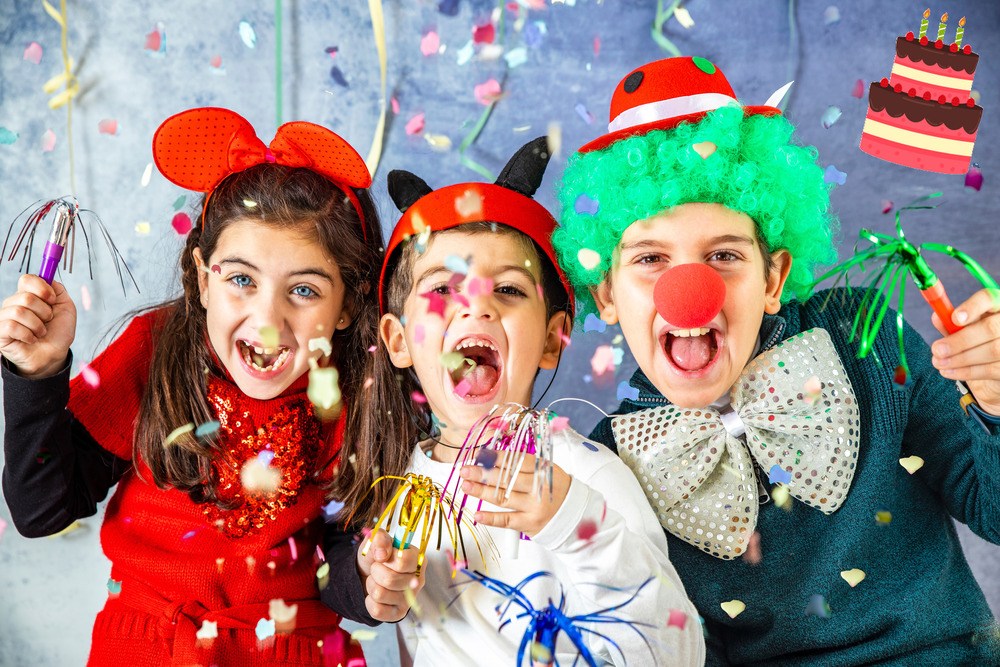 trois enfants qui font la fête
