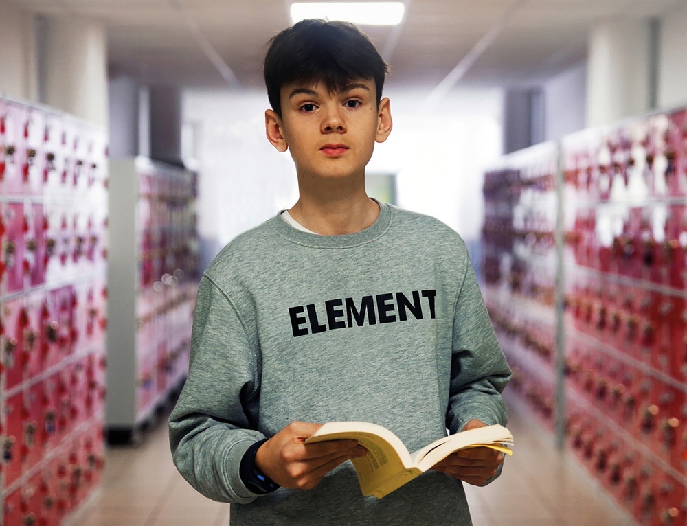 1 jeune avec un livre ouvert