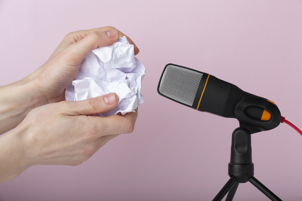 papier froisé devant un micro