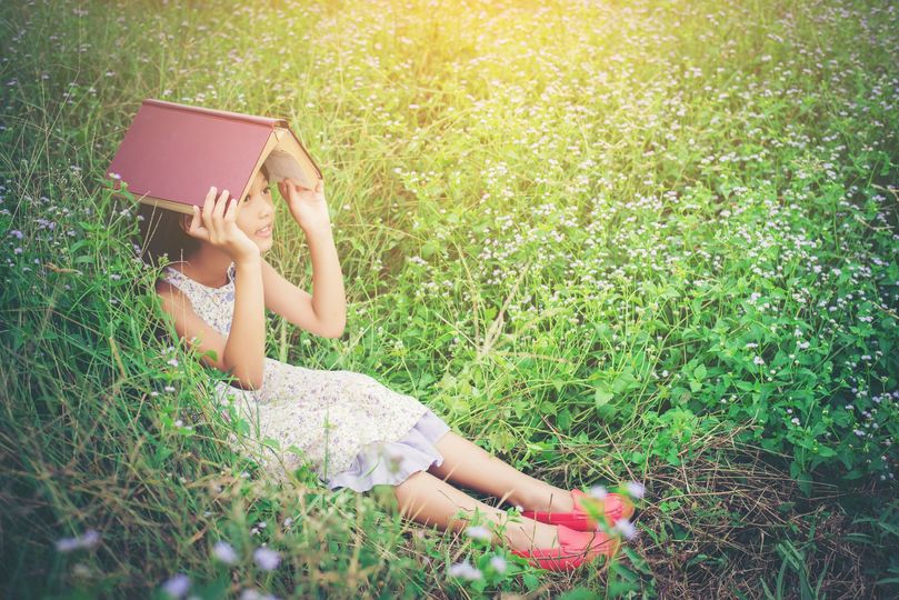 une jeune fille lit