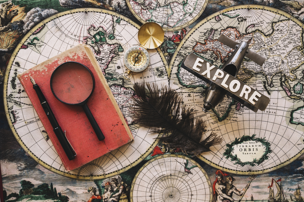 loupe et carte pour l'exploration