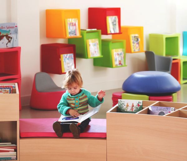 Un enfant assis en train de lire