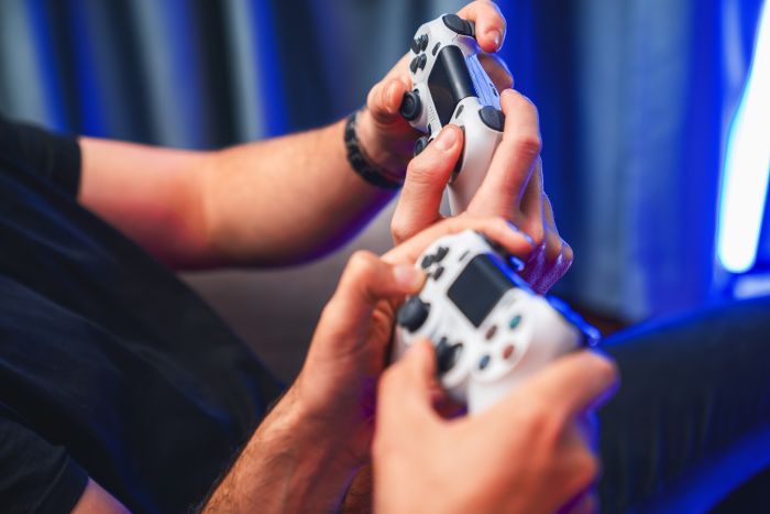 deux jeunes jouent avec des manettes