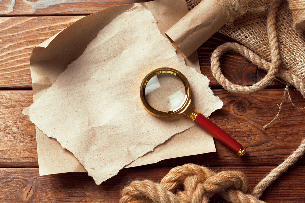 une loupe sur une carte