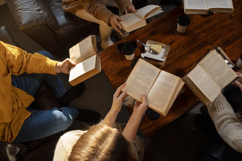personnes qui lisent des livres